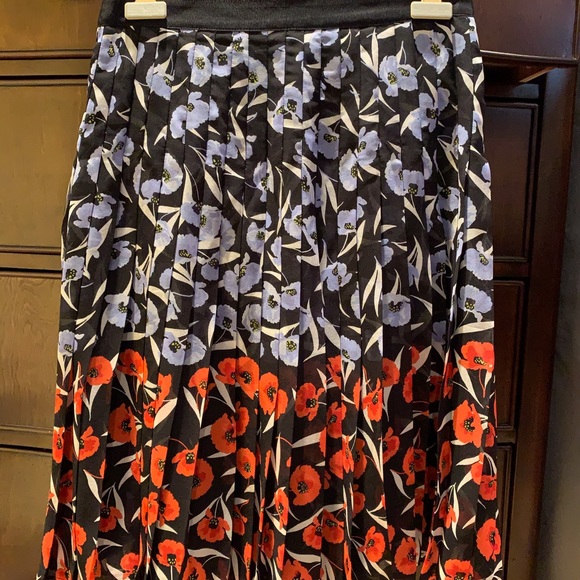 Ann Taylor Pleated Skirt. Sz 6. - Picture 2 of 5